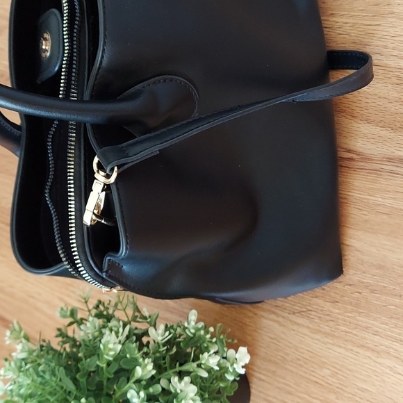 Halston purse. Size- 13,5x9x5 - Picture 3 of 8